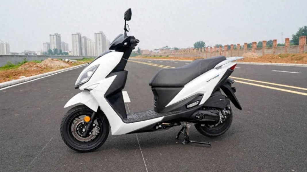 性价比很高的125风冷通勤踏板，9999元VPS125详细测评