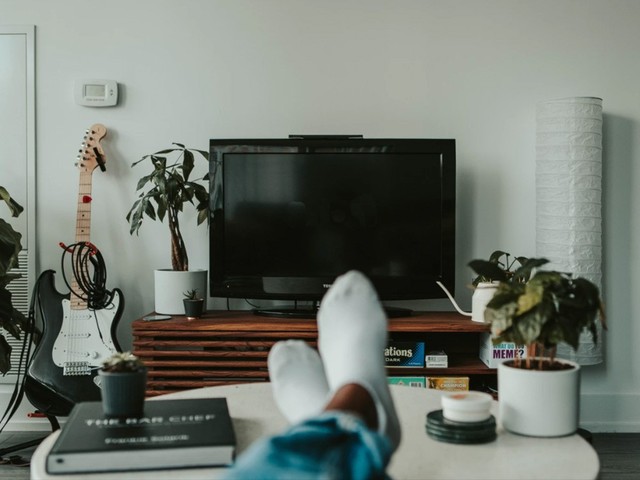 同样的尺寸相差几千元，大屏电视怎么选才划算？