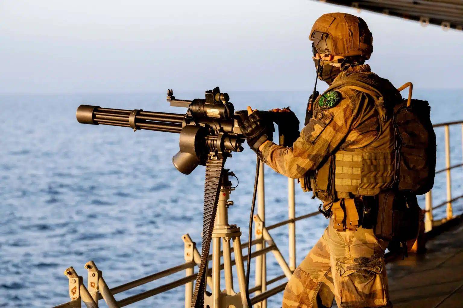 法国航母被中国40艘军舰包围？法上将：面对山东舰，做好战斗准备