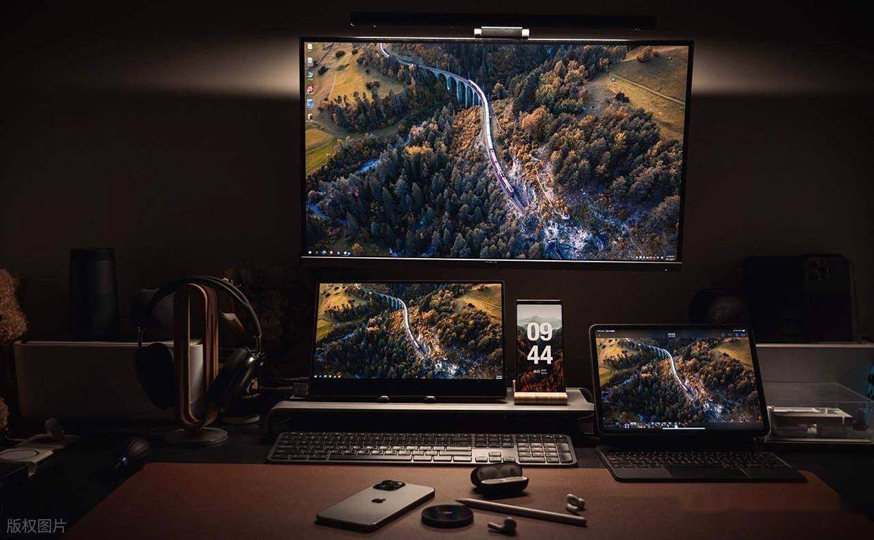 原创            显示器怎么当电视机用？成本不到一百块，出租屋秒变私人影院！