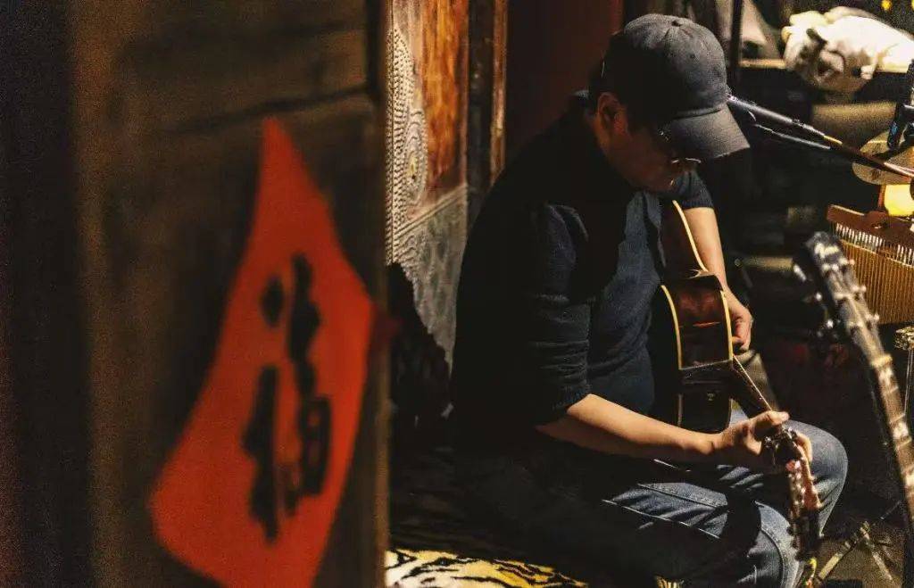 青岛一酒吧因为店门口的牌子火了：“朋友，如果你遇到困难，请进来坐……”