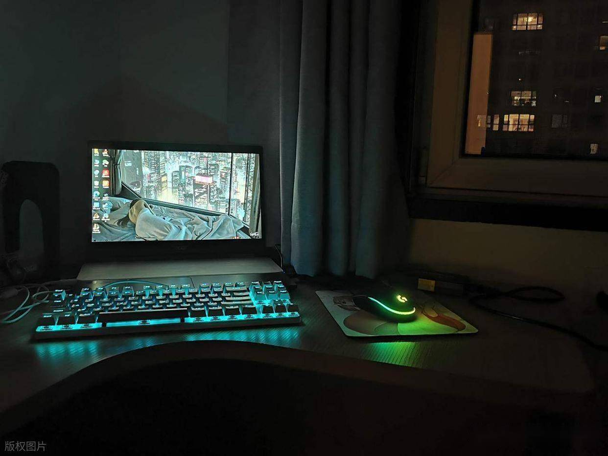 原创            显示器怎么当电视机用？成本不到一百块，出租屋秒变私人影院！