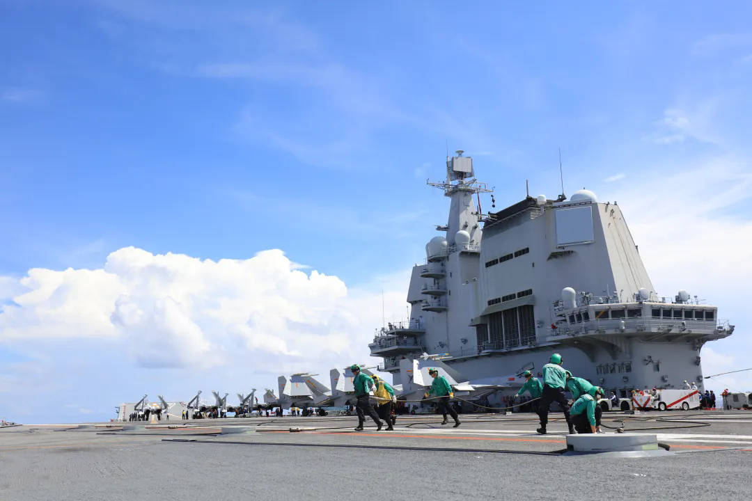 法国航母被中国40艘军舰包围？法上将：面对山东舰，做好战斗准备