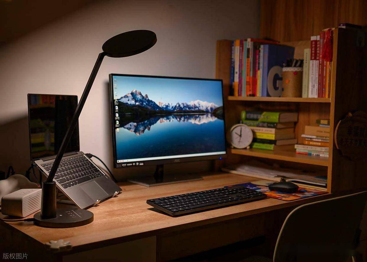 原创            显示器怎么当电视机用？成本不到一百块，出租屋秒变私人影院！